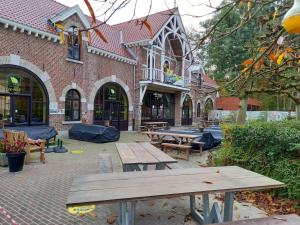 a picnic table in front of a brick building at CASA Victoria in Kuringen