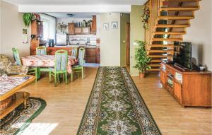 Il comprend un salon avec une table et une cuisine. dans l'établissement Beautiful Home In Szczedrzyk With 3 Bedrooms, Sauna And Wifi, à Szczedrzyk