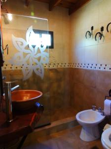 ein Badezimmer mit Waschbecken und Toilette in der Unterkunft Toca Madera in Merlo