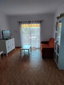 un salon avec un canapé et une table dans l'établissement Arguineguín Acoran street, à Playa de Arguineguín