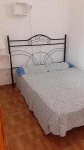 ラ・プラヤ・デ・アルグイネグインにあるArguineguín Acoran streetのベッドルーム1室(ベッド1台付)