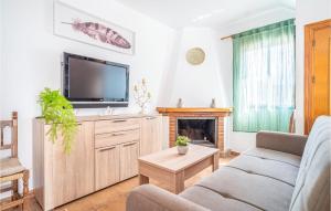 TV tai viihdekeskus majoituspaikassa Pet Friendly Home In Jubrique With Wifi