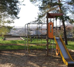 - une aire de jeux avec toboggan dans un parc dans l'établissement Casita Néracaise, à Nérac