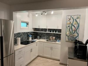 NazarethにあるSapphire Beach Villa Ocean and Marina Viewの白いキャビネットとステンレス製の冷蔵庫を備えたキッチン +35枚の写真
