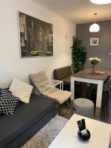 een woonkamer met een bank en een tafel bij Modern apartment with garden in Antwerp, 15min from City center in Antwerpen