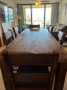 una gran mesa de madera en la sala de estar. en Sapphire Beach Villa Ocean and Marina View, en Nazareth