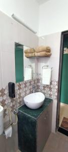 een badkamer met een witte wastafel en een spiegel bij Casa - By Great Impressions in Pune