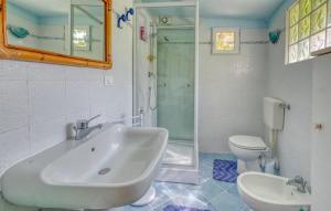 een badkamer met wastafel en toilet bij Casa Edo in Ventimiglia +27 foto's