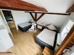 een slaapkamer met 2 bedden aan de bovenkant bij See Igel Sjöborre in Wismar