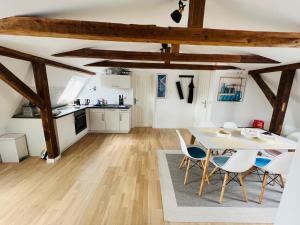 een keuken en eetkamer met een tafel en stoelen bij See Igel Sjöborre in Wismar