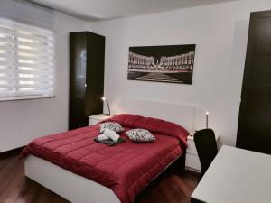 sypialnia z czerwonym łóżkiem i czerwonym kocem w obiekcie Ada’s Garden House w Rzymie