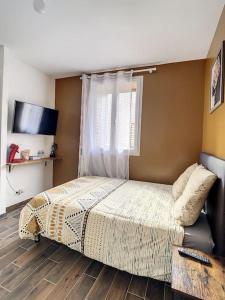 un dormitorio con una cama y una ventana en STUDIO GARE AMIENS TOUT ÉQUIPÉ NETFLIX WIFI 2PERS, en Amiens 16 fotos más