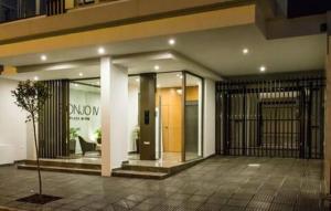EXCELENTE y completisimo monoambiente con cochera的门面或入口