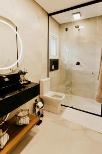 a bathroom with a toilet and a shower at Vista Vigneti Albergo & Vino - Vale dos Vinhedos in Bento Gonçalves