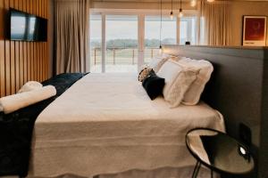 Vista Vigneti Albergo & Vino - Vale dos Vinhedos客房内的一张或多张床位