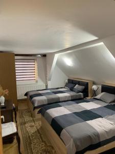 una camera con due letti e una finestra di Cheerful 3-Bedroom Getaway a Zărneşti