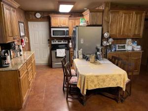 Una cocina con una mesa con sillas y un refrigerador. en Guest Home on Lake Godstone, en Jacksboro