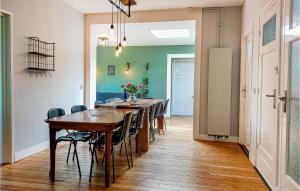 ein Esszimmer mit einem langen Tisch und Stühlen in der Unterkunft Gorgeous Home In Scharendijke With Kitchen in Scharendijke