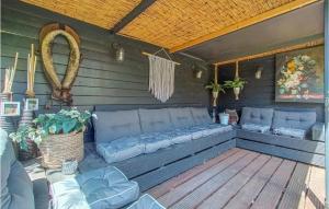 Χώρος καθιστικού στο Amazing Home In Scharendijke With Wifi