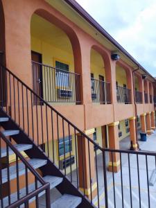 Balkón nebo terasa v ubytování Texan Inn and Suites Tilden