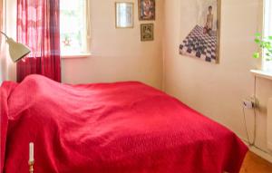 Postel nebo postele na pokoji v ubytování Stunning Home In Vederslv With 1 Bedrooms And Wifi