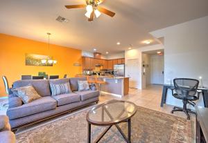 uma sala de estar com um sofá e uma mesa em 4 Bedroom SunHaven Townhouse with Pool Near Disney em Kissimmee