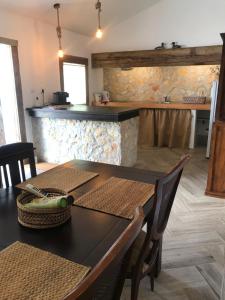 a dining room with a table and a kitchen at Casa das Flores - no Parque Natural Guadiana in Mértola