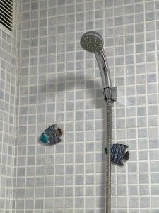 y baño con ducha y azulejos blancos. en Isleta 5, en La Isleta del Moro 91 fotos más