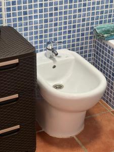 een badkamer met een wit toilet en een wastafel bij Isleta 5 in La Isleta del Moro +84 foto's