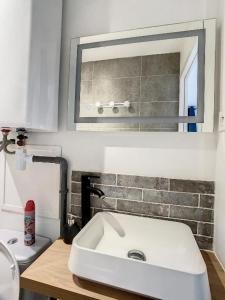 Kúpeľňa v ubytovaní STUDIO COSY HYPER CENTRE GARE AMIENS WIFI NETFLIX 2 PERS