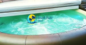 สระว่ายน้ำที่อยู่ใกล้ ๆ หรือใน Private Jacuzzi Garden Beach Suite, Gym, 3 Min Walk To Beach דירת גקוזי ספא גינה ענקית 3 דקות הליכה לים וחדר כושר