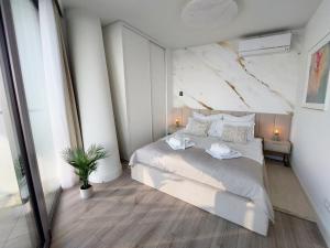 Postel nebo postele na pokoji v ubytování DREAMSEA Luxury Apartament z widokiem na morze fullview