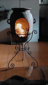 奧蘭太坦波的住宿－APARMENT SAMANA HOUSE OLLANTAYTAMBO，壁炉位于木地板上