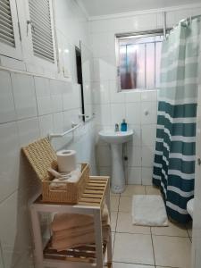 y baño con lavabo, aseo y ducha. en Hostal Casa Lhotse, en Viña del Mar