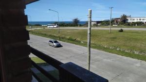 un coche aparcado en una calle con una carretera en Faro departamento lujoso en Mar del Plata