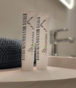 two toothbrushes sitting on a counter in a bathroom at La Prévôté in Moissac