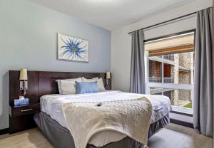 Gambar di galeri bagi Outstanding Mountain Condo WATERSLIDE and HOT TUB managed by Little Sister Getaways di Canmore