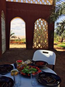 un tavolo con piatti di cibo sopra di Résidence Tin Habib a Timimoun