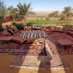 a couch sitting on top of a large rug at Résidence Tin Habib in Timimoun