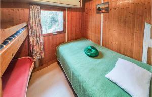 Habitación pequeña con cama y ventana en 2 Bedroom Lovely Home In Ferrires-poussarou, en Ferrières-Poussarou