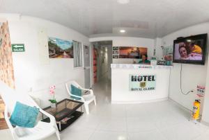 Habitación hospitalaria con mostrador de recepción y TV en Hotel Royal Classy, en Villavicencio