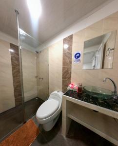 W łazience znajduje się toaleta, umywalka i prysznic. w obiekcie Hotel Royal Classy w mieście Villavicencio