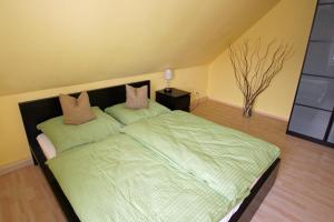 1 dormitorio con 1 cama con 2 almohadas en Ferienhaus Halbritter Pouch en Pouch