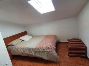 ein Schlafzimmer mit einem Bett und einem Dachfenster in der Unterkunft Casa Rural Puerta del Gamoniteiru in Pola de Lena