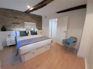 Postel nebo postele na pokoji v ubytování Apartamento con encanto en centro histórico Lugo -TineriaLucusHome + 13 fotografií