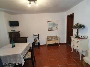 ein Esszimmer mit einem Tisch und einem Stuhl in der Unterkunft Casa Rural Puerta del Gamoniteiru in Pola de Lena