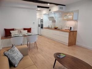 cocina y sala de estar con sofá y mesa en Apartamento con encanto en centro histórico Lugo -TineriaLucusHome en Lugo