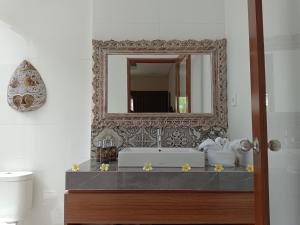 Kubu Garden Suites & Villas Nusa Dua的一间浴室