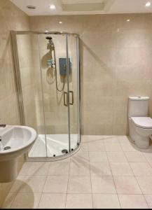 Phòng tắm tại Ernegetaway 3 Queen St 1 Bedroom apartment