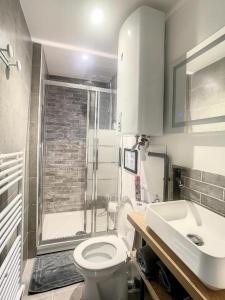 Kúpeľňa v ubytovaní STUDIO COSY HYPER CENTRE GARE AMIENS WIFI NETFLIX 2 PERS